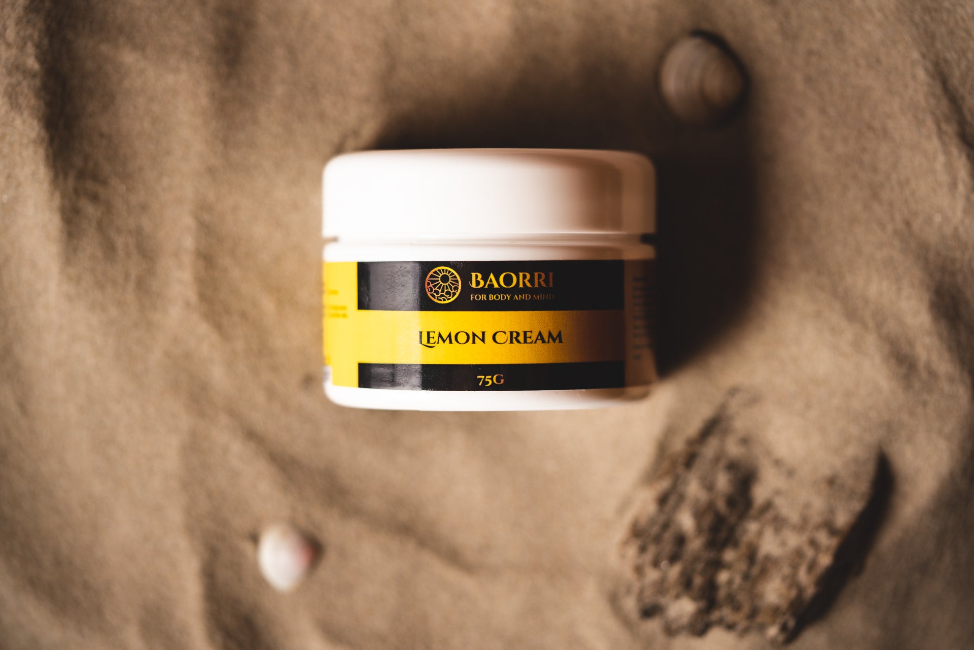 Lemon face and body cream into sand 